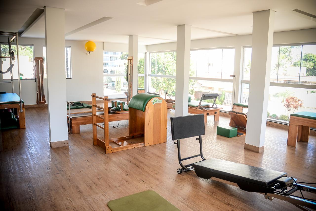 Reformer e barrel no estúdio de Pilates
