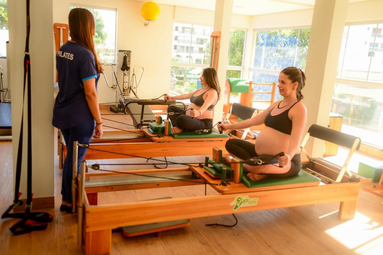 Aula de Pilates para gestantes no estúdio da Fisio Aquática