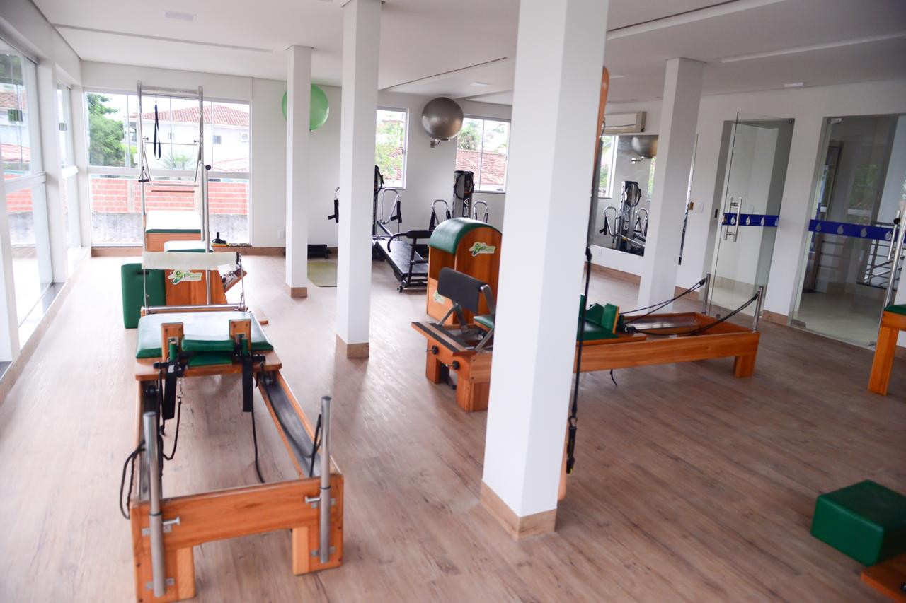 Vista ampla do estúdio de Pilates